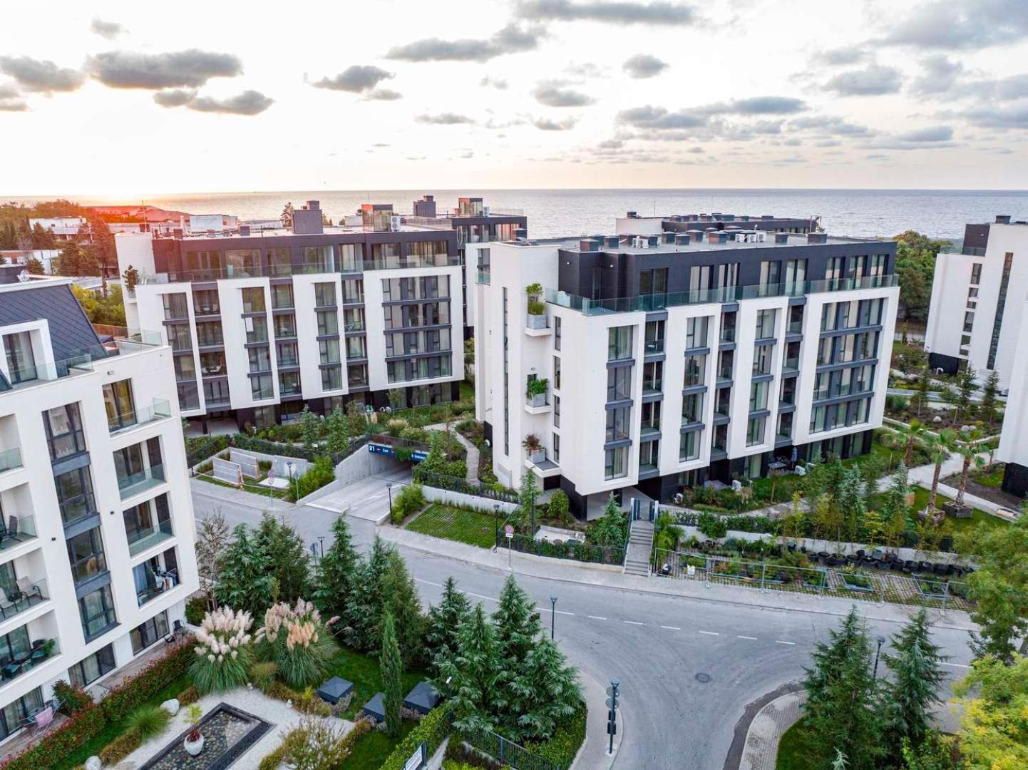 Sea Flats With Parking And Pool In Azur Residence Св. Св. Константин и Елена Екстериор снимка